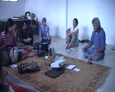 Pak Nana memberikan materi